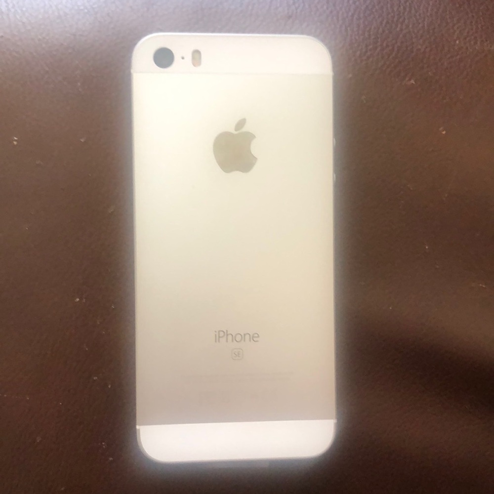 New iPhone SE never been used 100$(willing to negotiate)